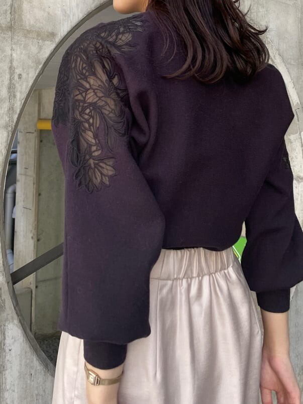 ブラック系のブーツ、イエロー系のカーディガン/ボレロ、グレー系のスカートを着用したレディースの秋コーディネートの9枚目の写真