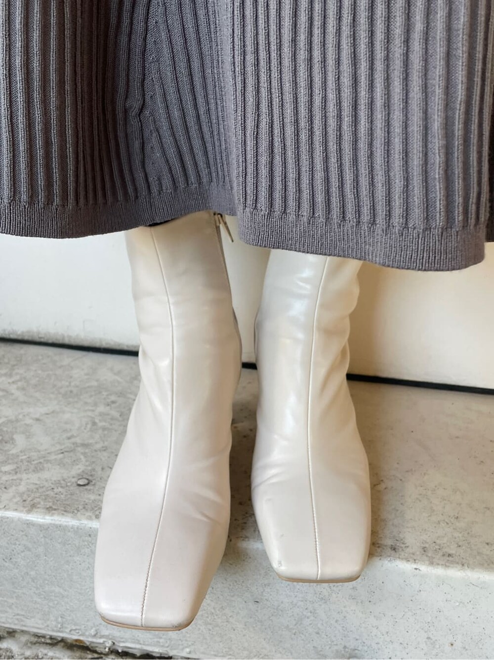 ホワイト系のその他シューズ、グレー系のワンピースを着用したレディースの冬コーディネートの8枚目の写真