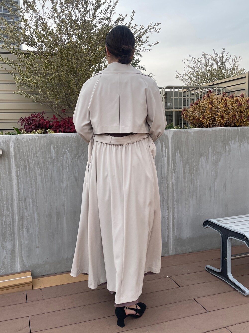 ホワイト系のトレンチコート、ブラック系のパンプス、ピンク系のワンピースを着用したレディースの冬コーディネートの5枚目の写真