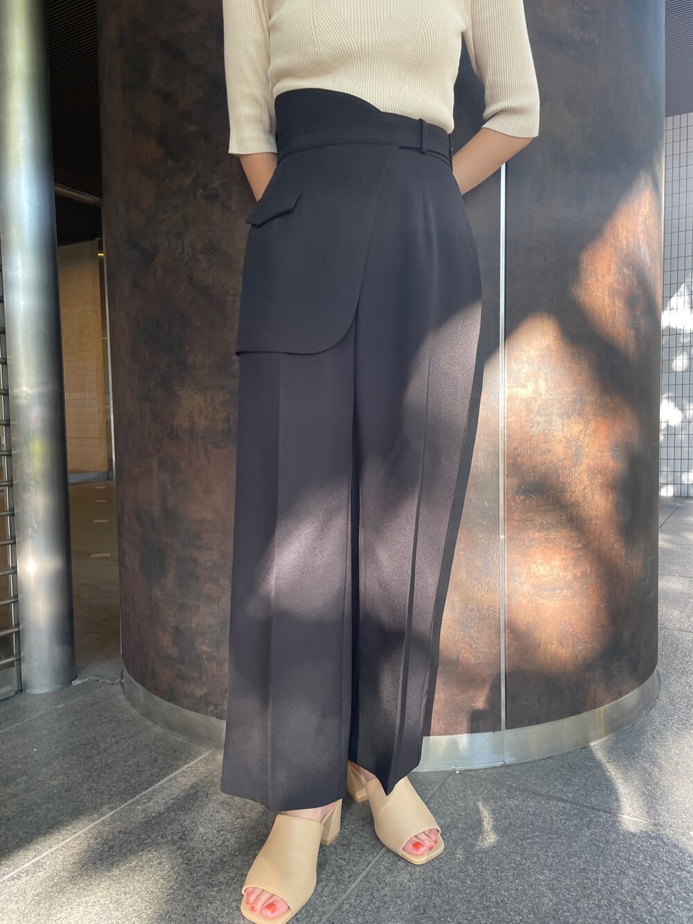 ベージュ系のサンダル、ブラック系のその他パンツ、ホワイト系のニット/セーターを着用したレディースの夏コーディネートの10枚目の写真