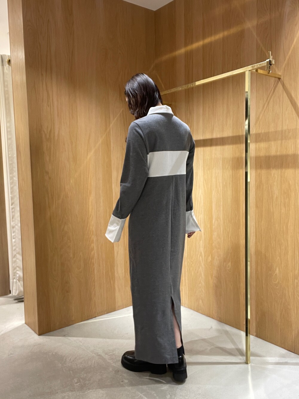 グレー系のワンピース、ブラック系のローファーを着用したレディースの秋コーディネートの3枚目の写真