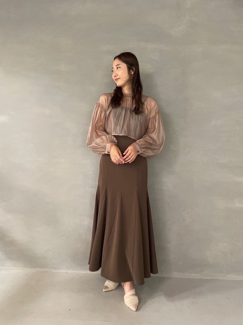 ベージュ系のパンプス、ブラウン系のドレスを着用したレディースの夏コーディネートの7枚目の写真