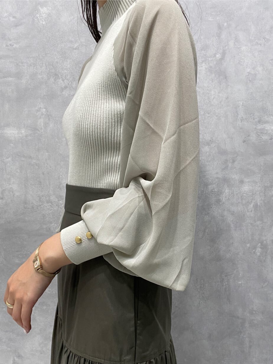 ベージュ系のスカート、ベージュ系のブーツ、グリーン系のニット/セーターを着用したレディースの夏コーディネートの8枚目の写真