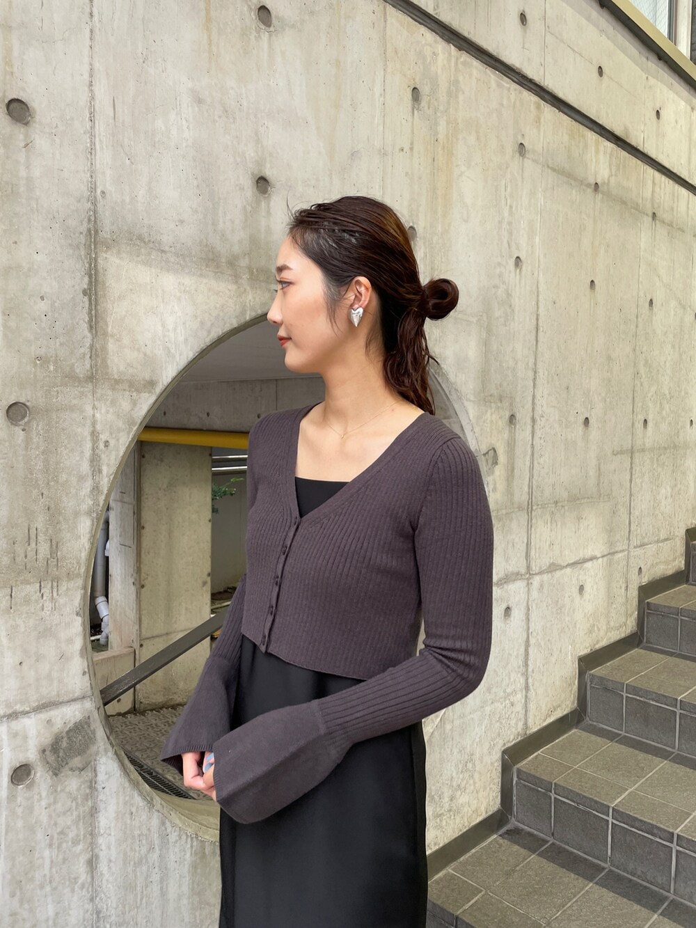 ホワイト系のスニーカー、ブラック系のワンピースを着用したレディースの冬コーディネートの8枚目の写真