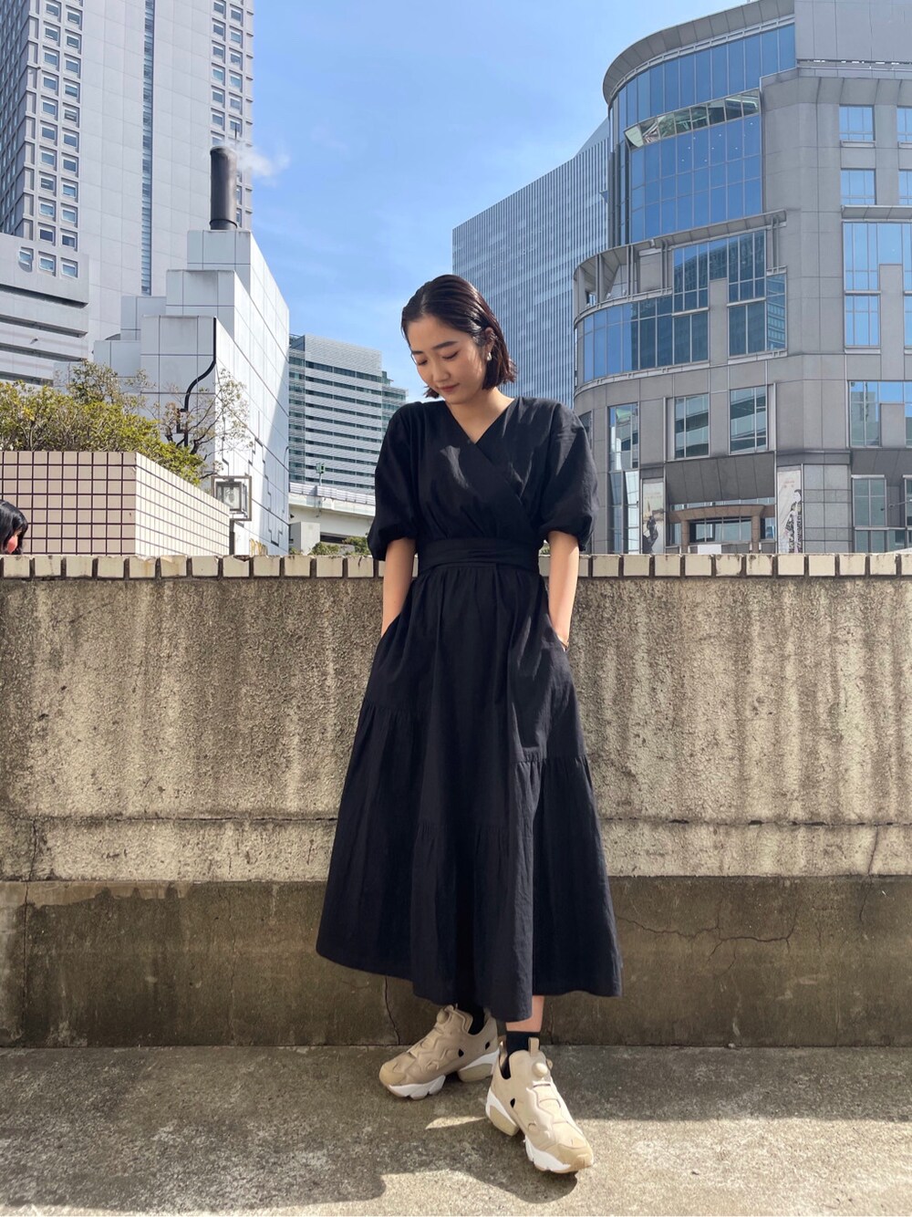 ブラック系のワンピースを着用したレディースの春コーディネートの5枚目の写真