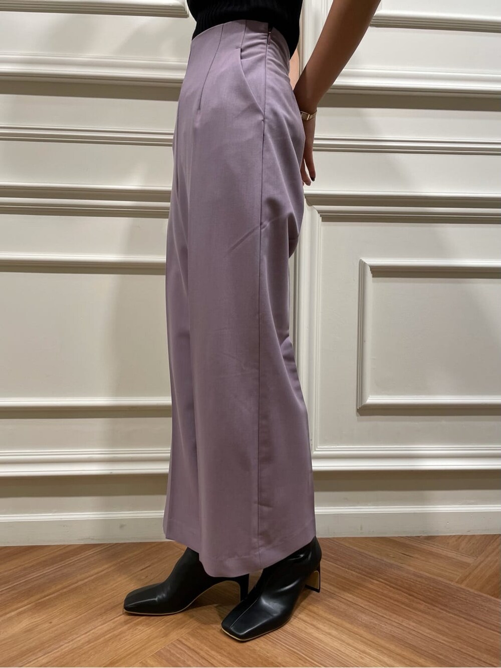 パープル系のその他パンツ、ブラック系のその他シューズ、ブラック系のニット/セーターを着用したレディースの夏コーディネートの5枚目の写真