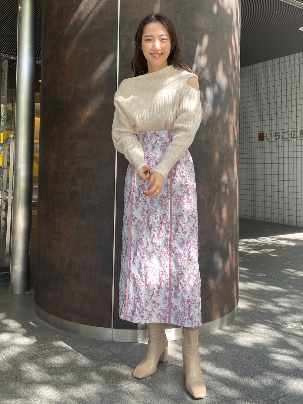 ホワイト系のニット/セーター、ベージュ系のブーツ、ピンク系のスカートを着用したレディースの秋コーディネートの5枚目の写真