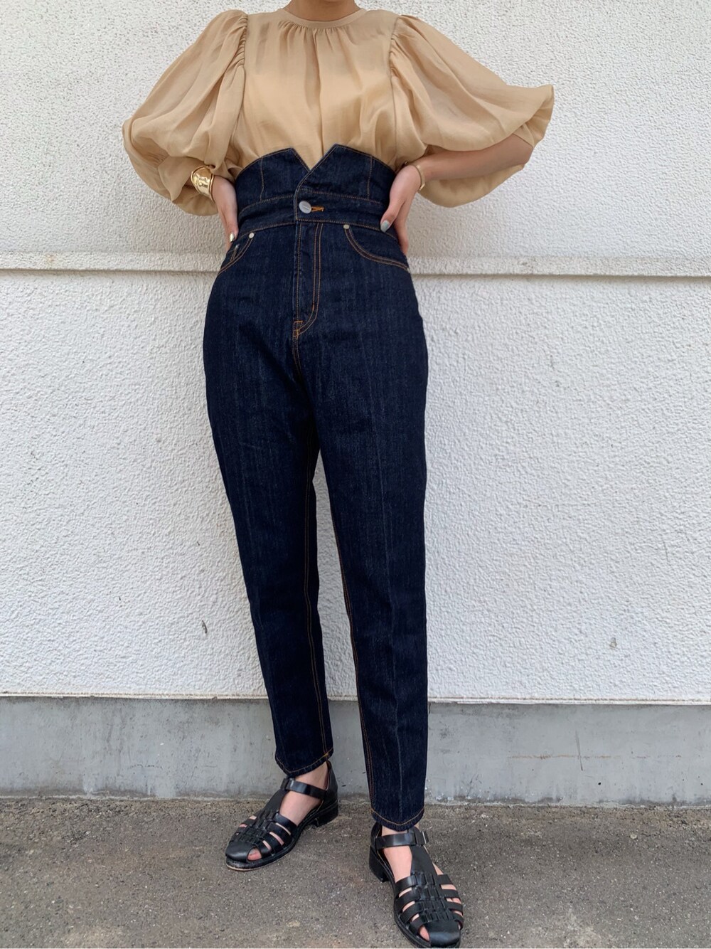 ベージュ系のシャツ/ブラウス、ブルー系のデニムパンツ、ゴールド系のバングル/リストバンドを着用したレディースの春コーディネートの5枚目の写真