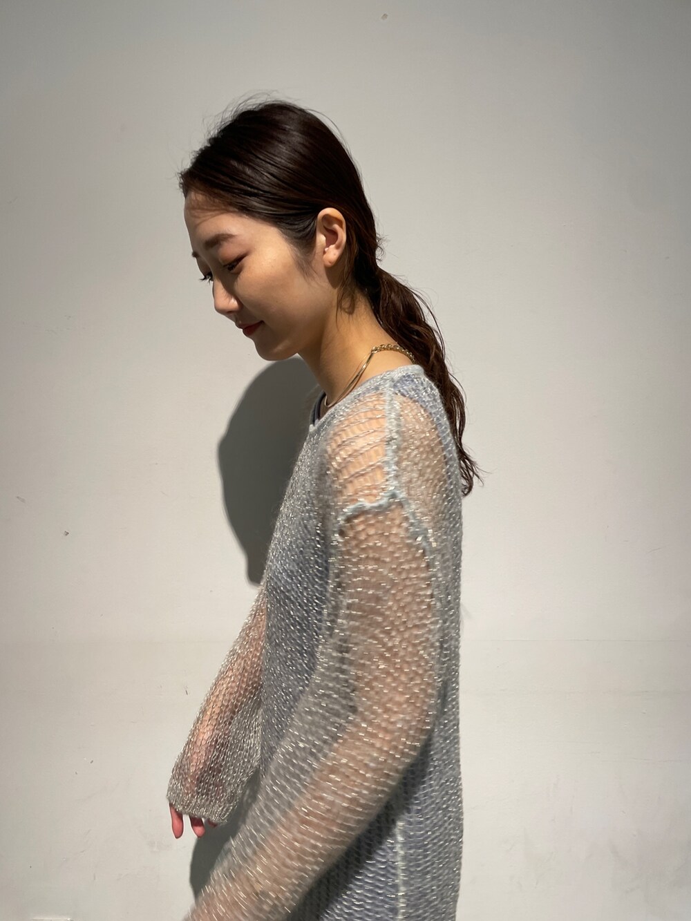 ホワイト系のスニーカー、ブルー系のニット/セーター、ブルー系のワンピースを着用したレディースの春コーディネートの8枚目の写真