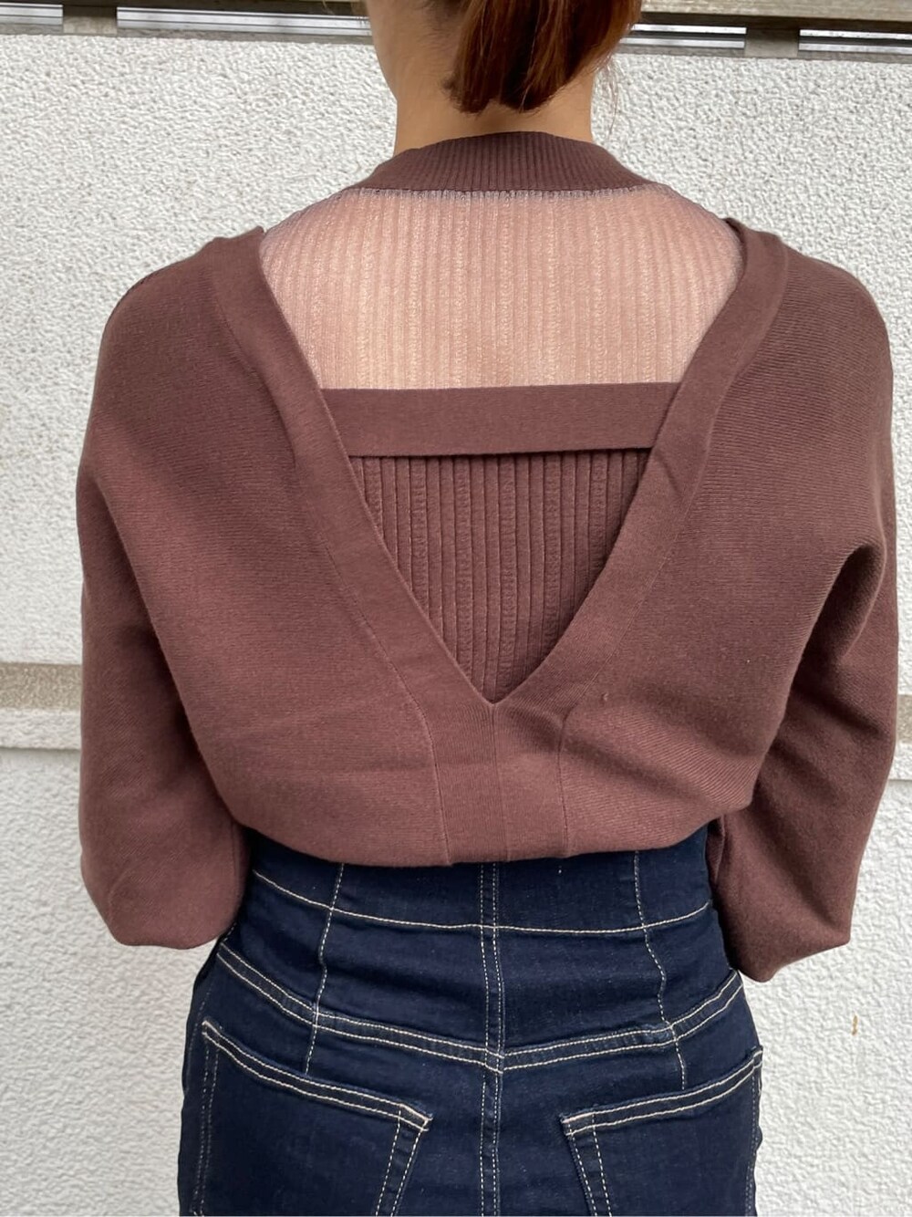 ホワイト系のその他シューズ、ブラウン系のニット/セーター、ベージュ系のその他アウターを着用したレディースの秋コーディネートの5枚目の写真