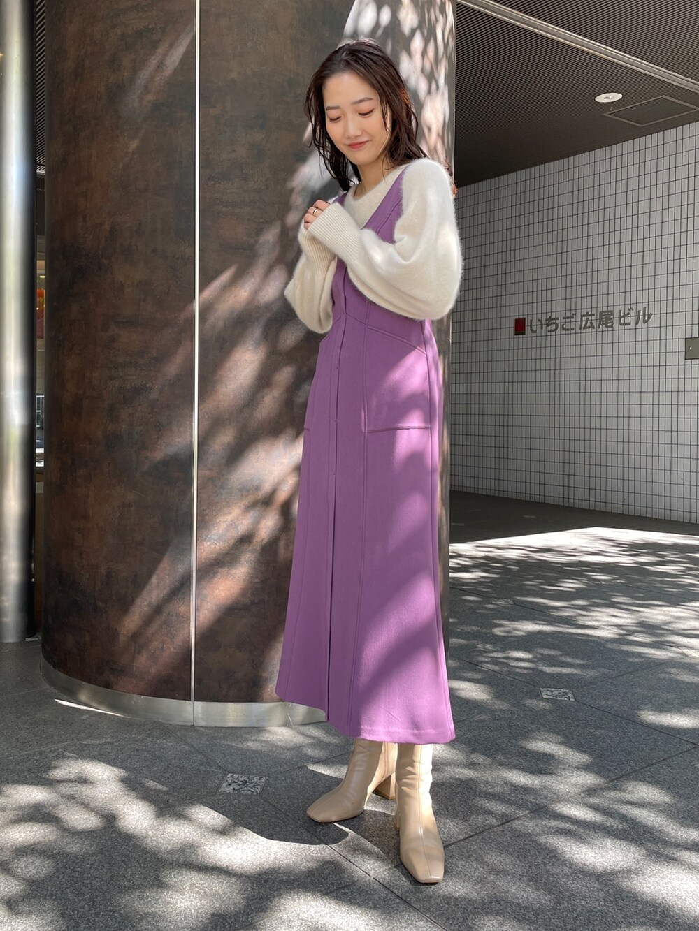 ベージュ系のブーツ、ホワイト系のニット/セーター、ホワイト系のダウンジャケット/コートを着用したレディースの秋コーディネートの8枚目の写真