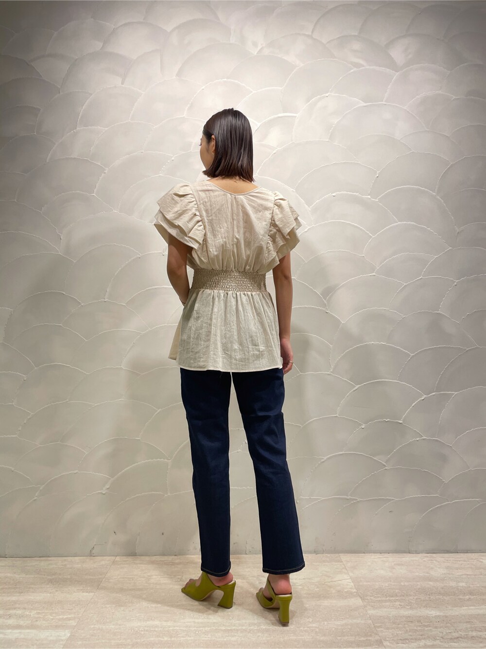 グリーン系のサンダル、ブルー系のデニムパンツ、ホワイト系のシャツ/ブラウスを着用したレディースの春コーディネートの6枚目の写真