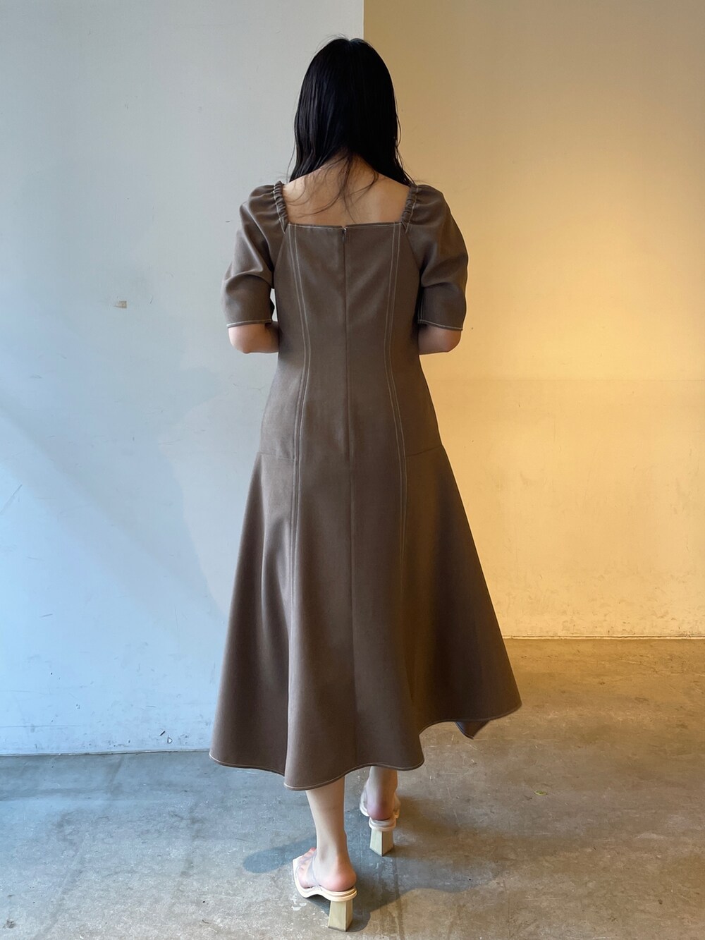 その他のサンダル、ブラウン系のワンピースを着用したレディースの冬コーディネートの5枚目の写真