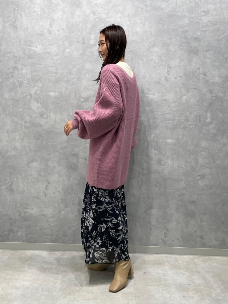 ブルー系のスカート、ブルー系のスカート、ベージュ系のブーツを着用したレディースの秋コーディネートの5枚目の写真