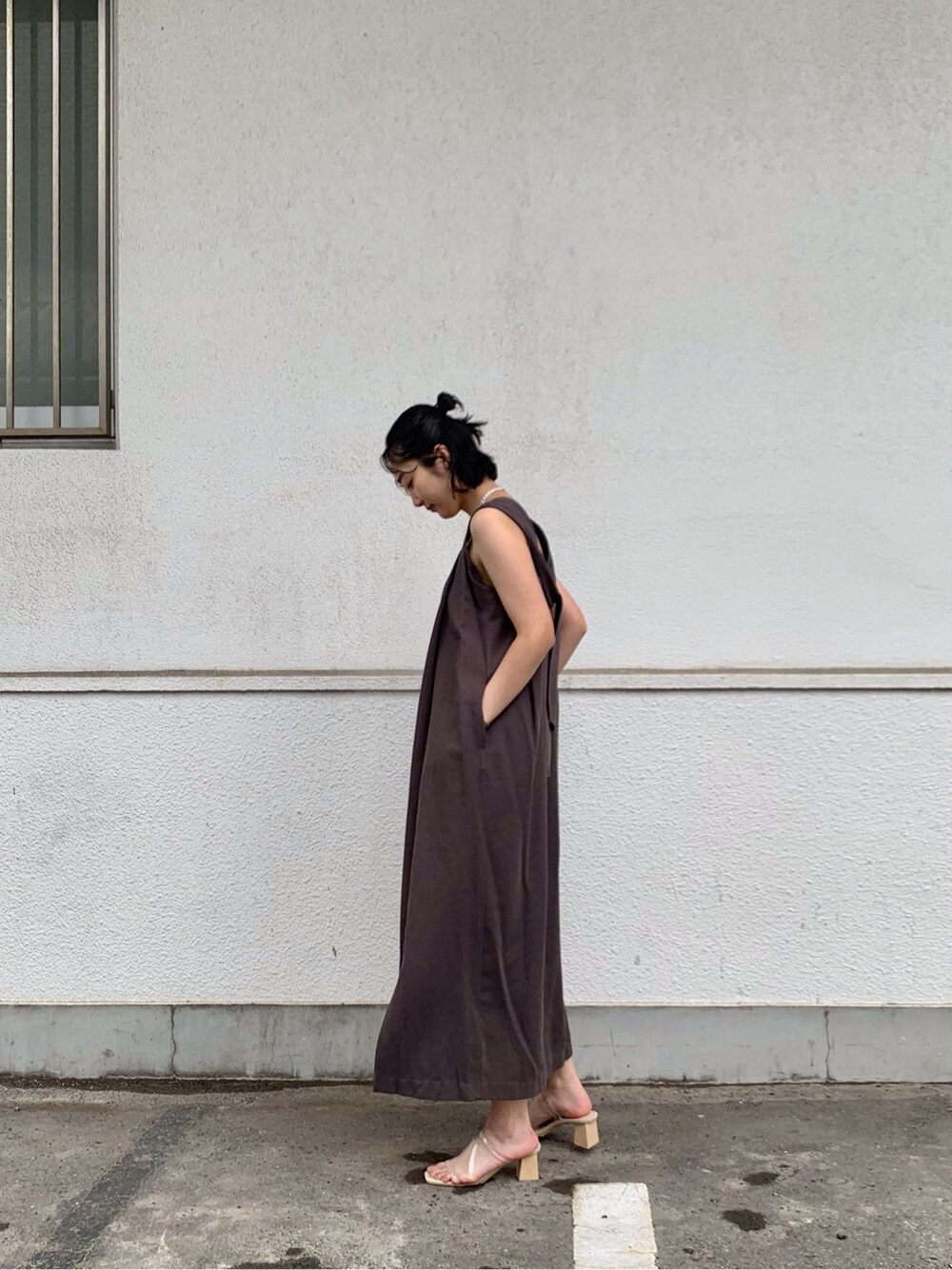 その他のその他シューズ、グレー系のワンピース、シルバー系のネックレスを着用したレディースの夏コーディネートの4枚目の写真