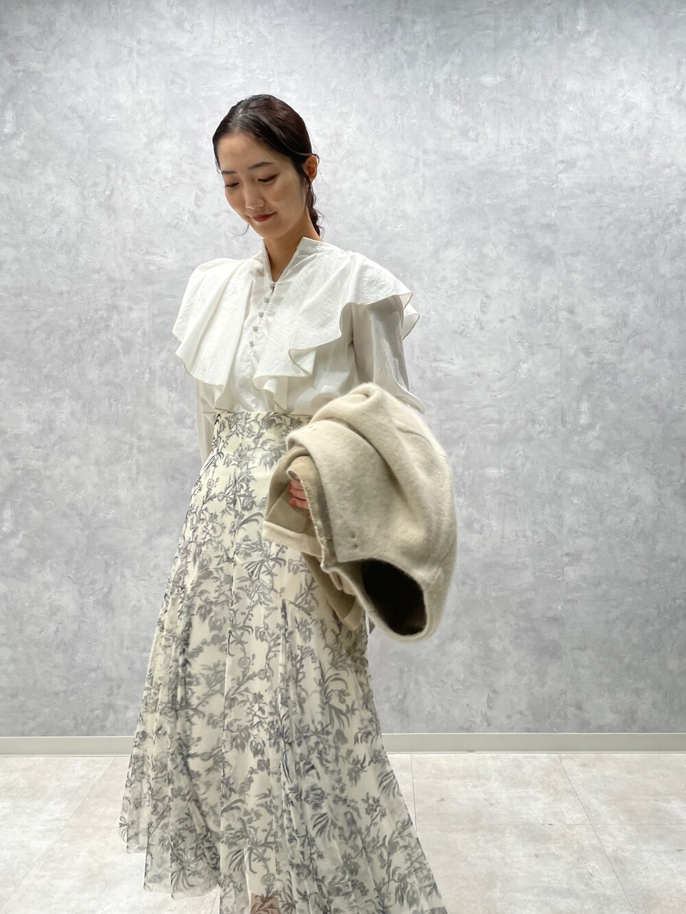 ホワイト系のカーディガン/ボレロ、ホワイト系のシャツ/ブラウス、ホワイト系のスカートを着用したレディースの冬コーディネートの4枚目の写真