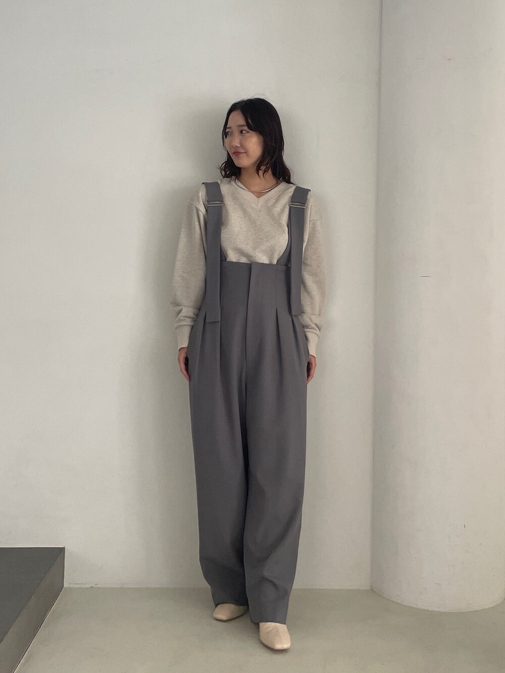 ベージュ系のスウェット、グレー系のその他パンツを着用したレディースの秋コーディネートの2枚目の写真