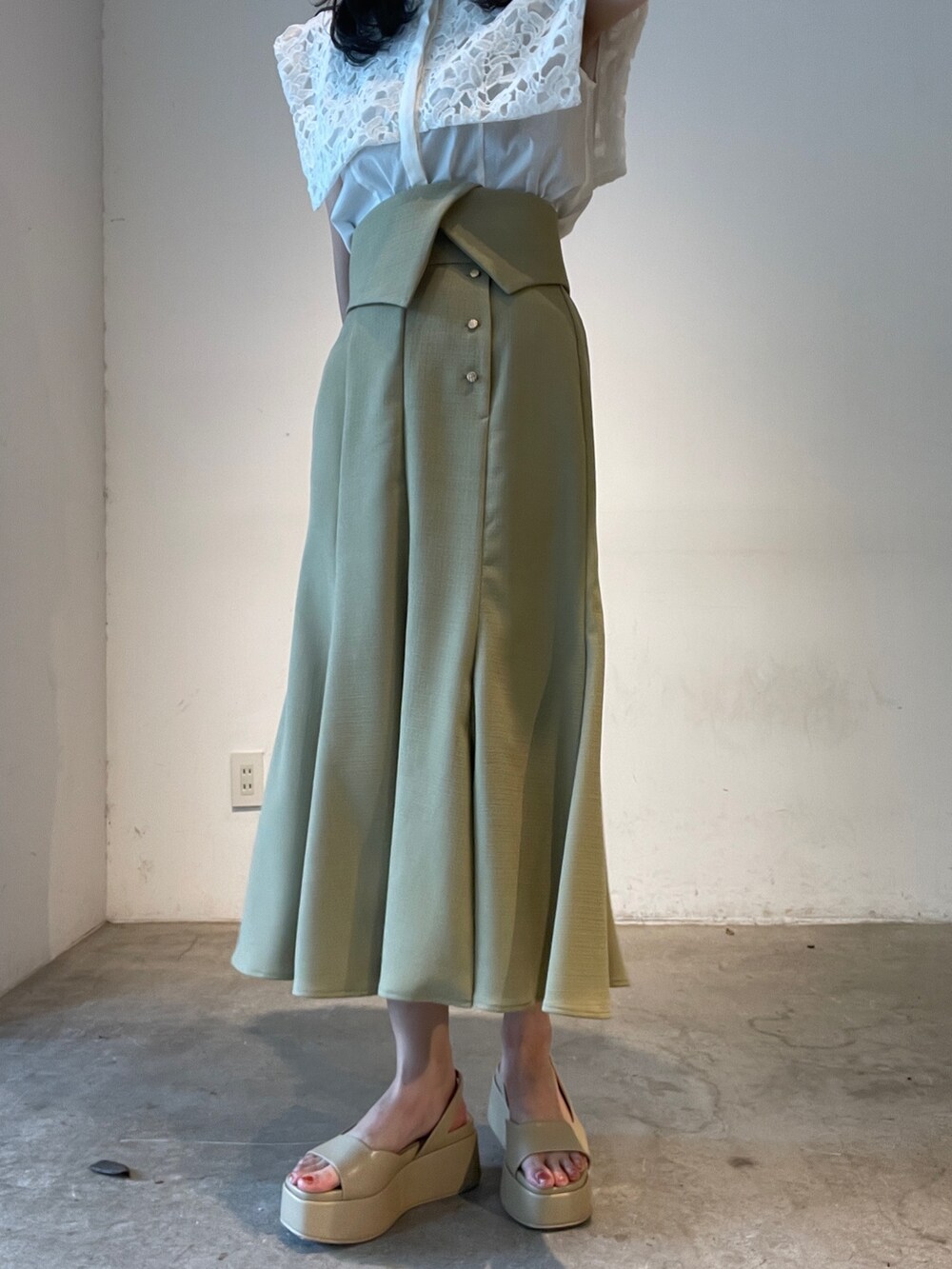 ホワイト系のシャツ/ブラウス、ベージュ系のサンダル、イエロー系のスカートを着用したレディースの夏コーディネートの9枚目の写真