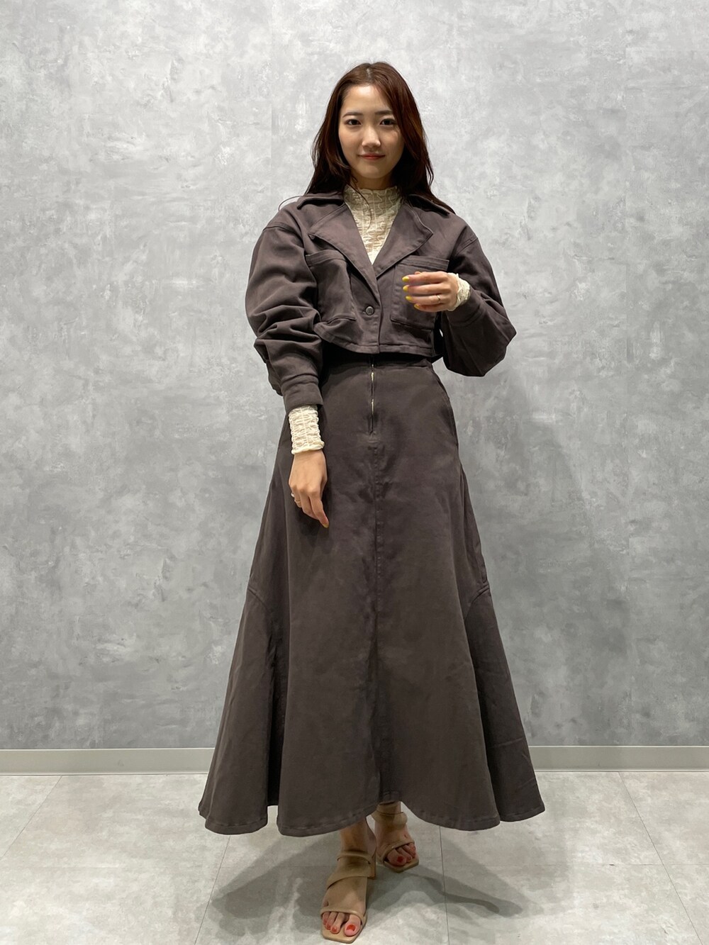 ベージュ系のサンダル、グレー系のスカート、ホワイト系のTシャツ/カットソーを着用したレディースの春コーディネートの4枚目の写真