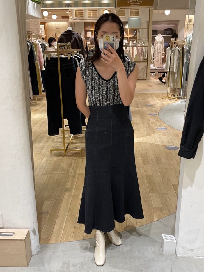 ブラック系のスカート、ブラック系のデニムジャケット、ブラック系のニット/セーターを着用したレディースの夏コーディネートの6枚目の写真