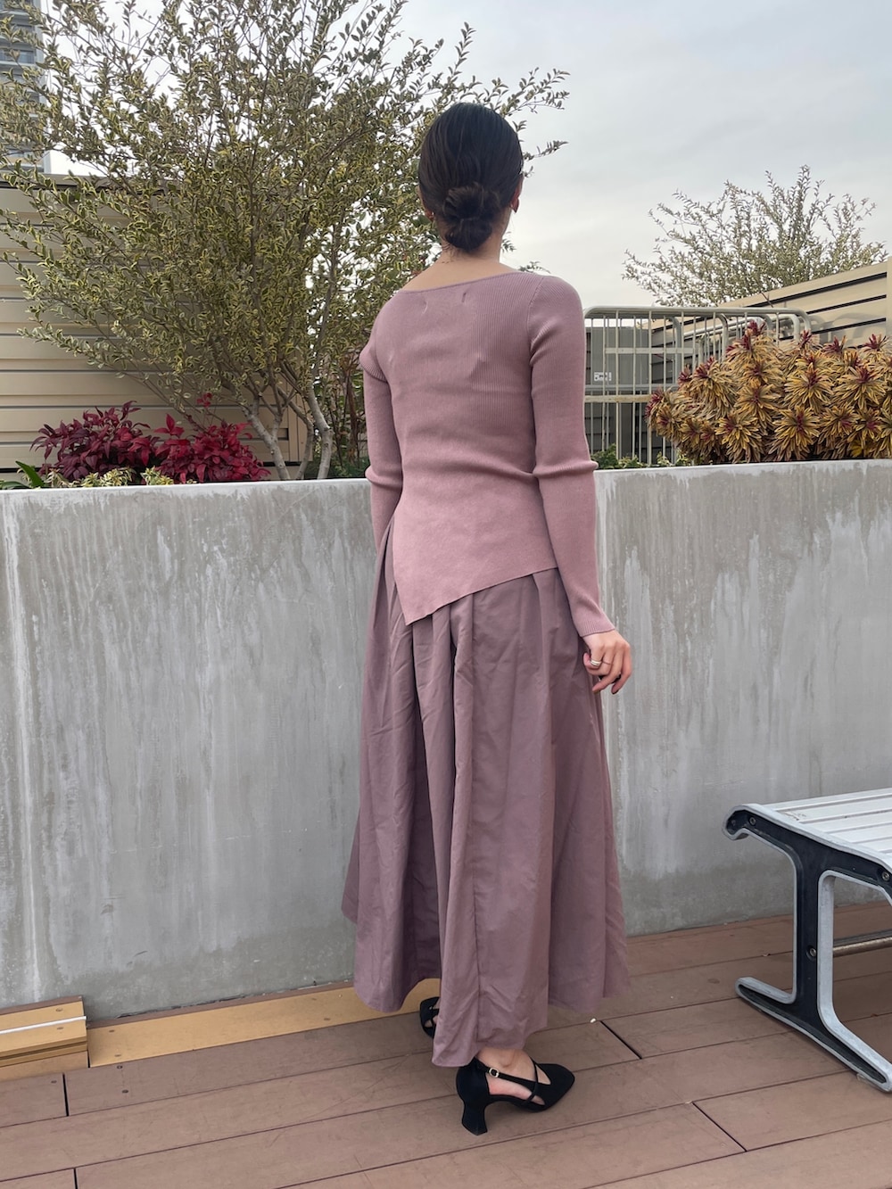 ホワイト系のトレンチコート、ブラック系のパンプス、ピンク系のワンピースを着用したレディースの冬コーディネートの10枚目の写真