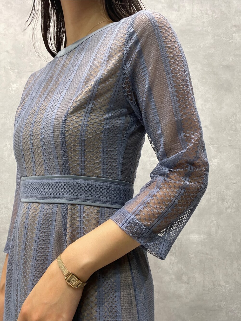 ゴールド系のパンプス、ゴールド系のクラッチバッグ、ブルー系のドレスを着用したレディースの夏コーディネートの8枚目の写真