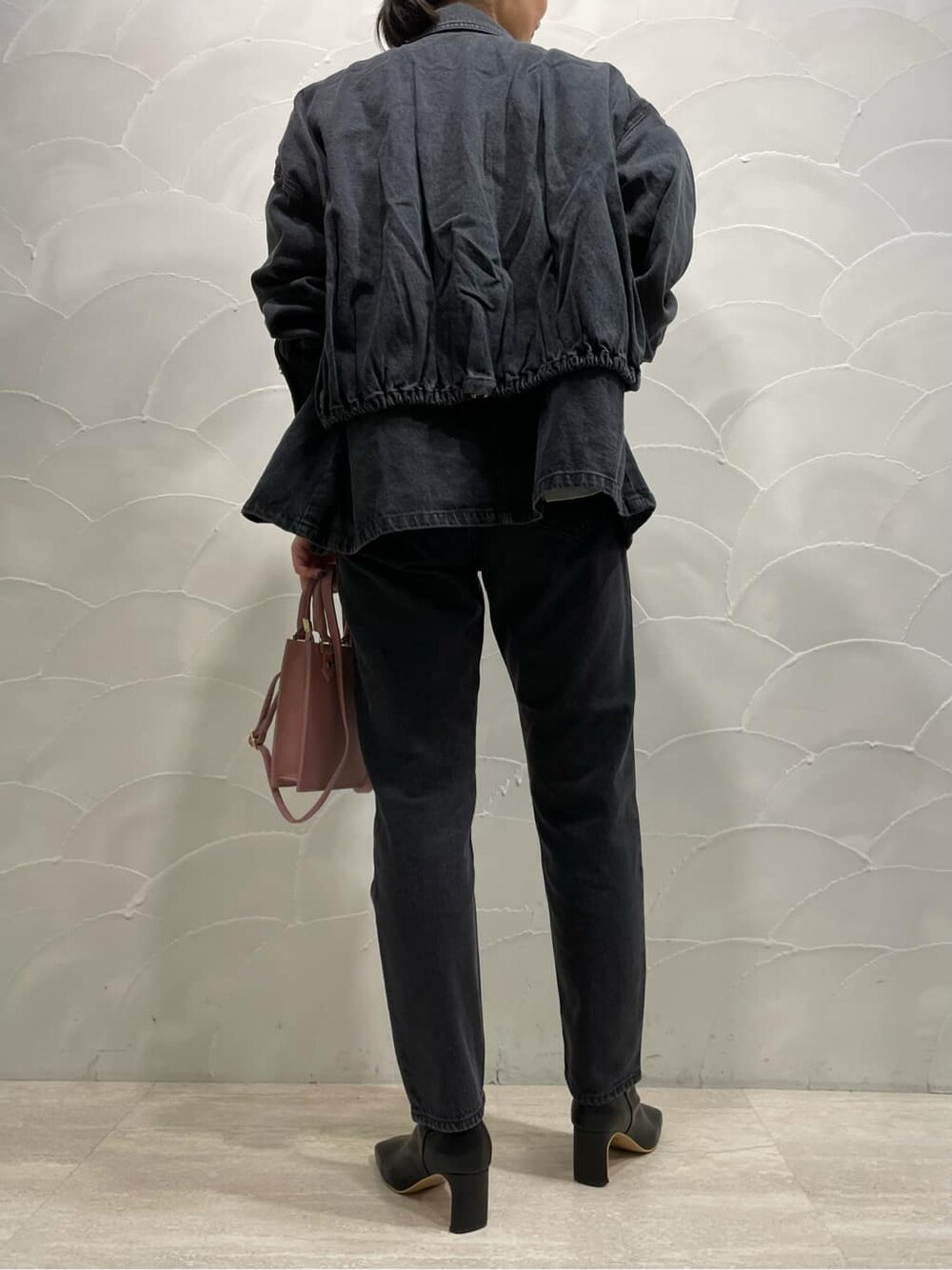 ベージュ系のシャツ/ブラウス、ブラック系のデニムジャケット、ブラック系のその他シューズを着用したレディースの夏コーディネートの4枚目の写真