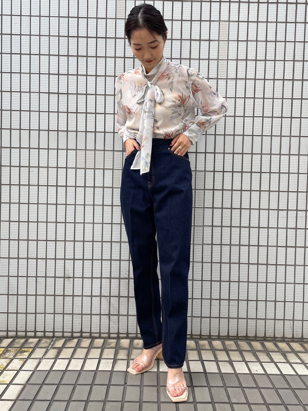 その他のサンダル、ホワイト系のシャツ/ブラウス、ブルー系のデニムパンツを着用したレディースの冬コーディネートの3枚目の写真