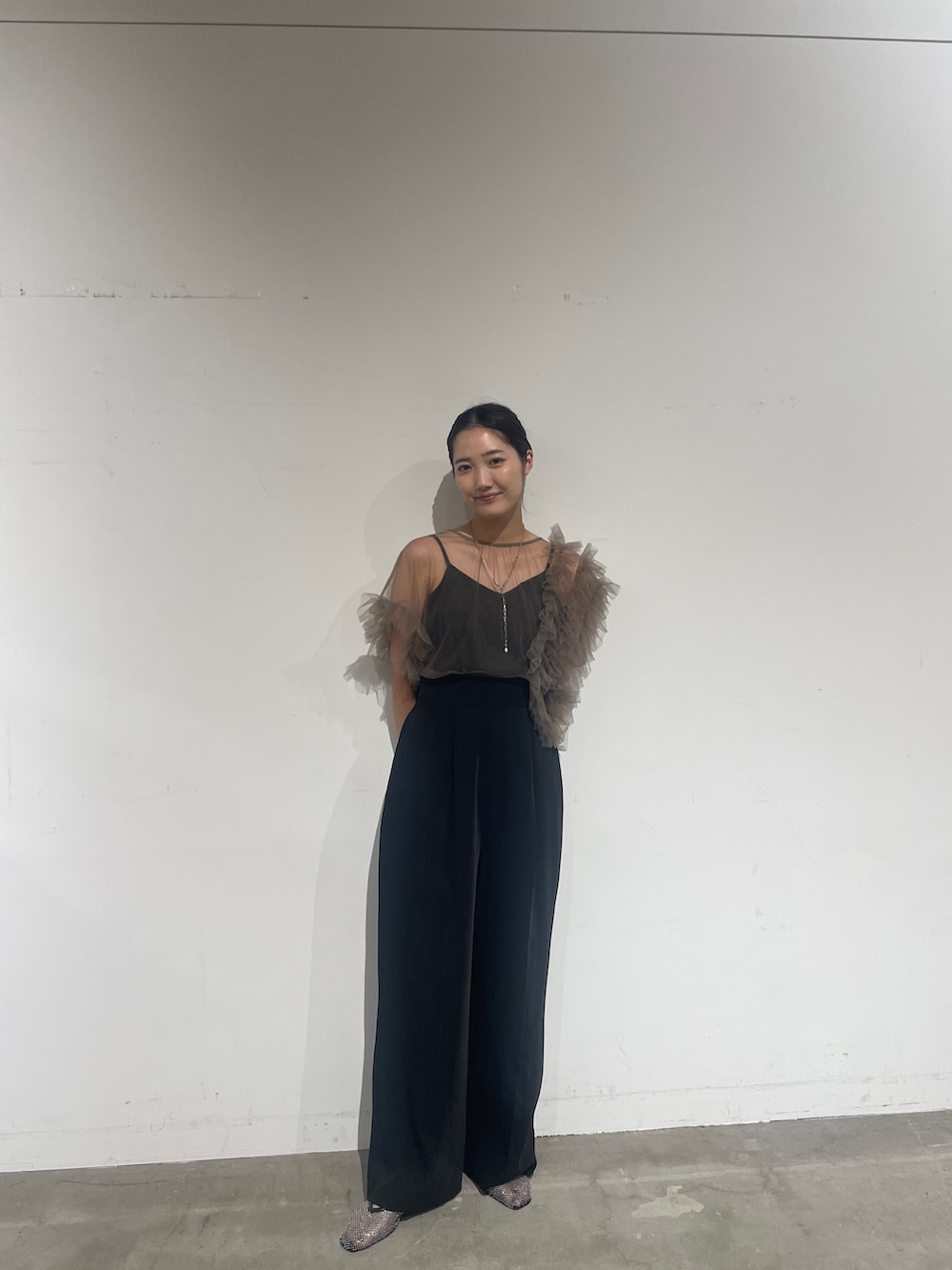 その他のパンツドレス、ブラック系のパンプスを着用したレディースの夏コーディネートの2枚目の写真