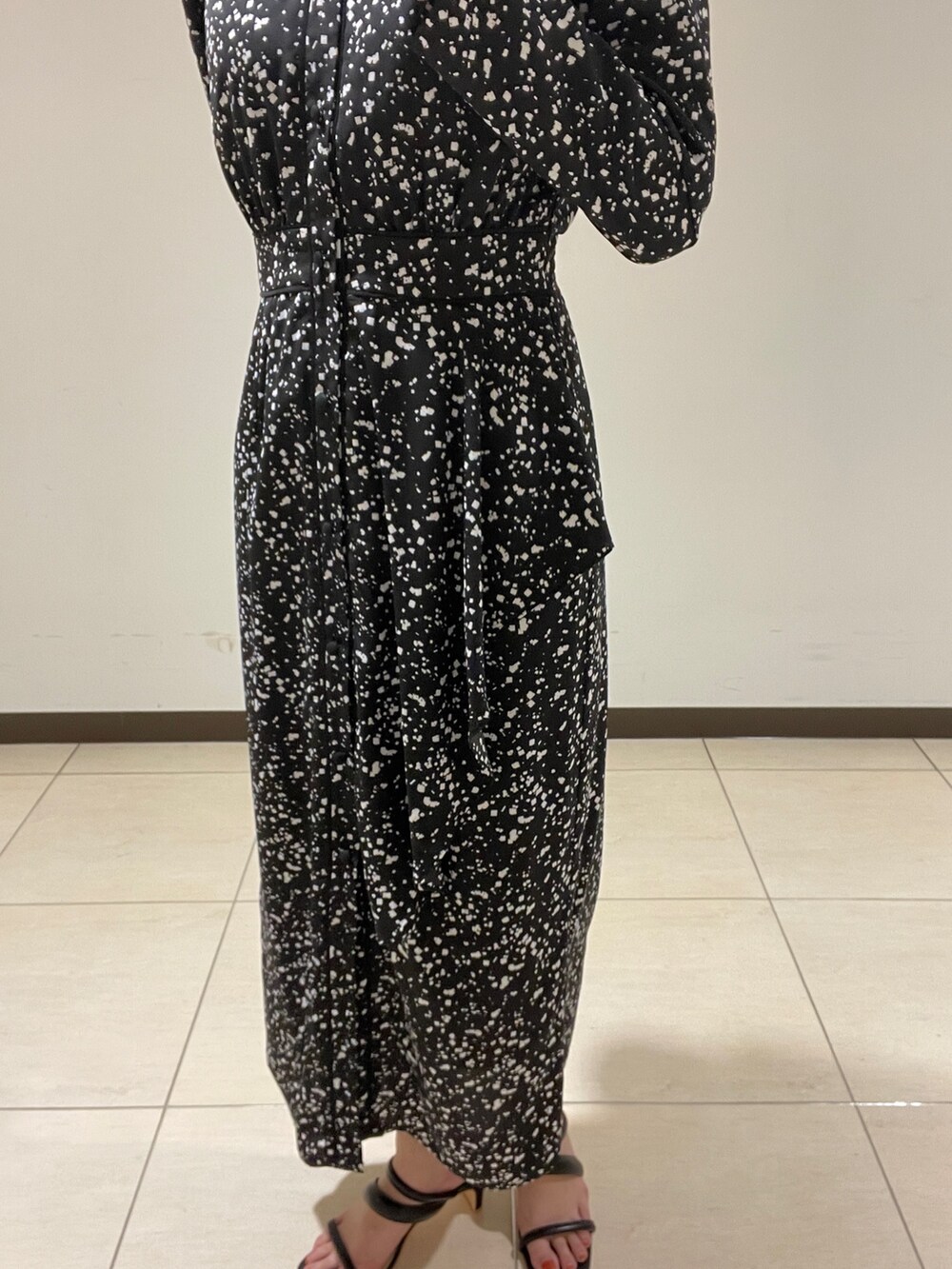 ブラック系のサンダル、ブラック系のワンピースを着用したレディースの春コーディネートの5枚目の写真