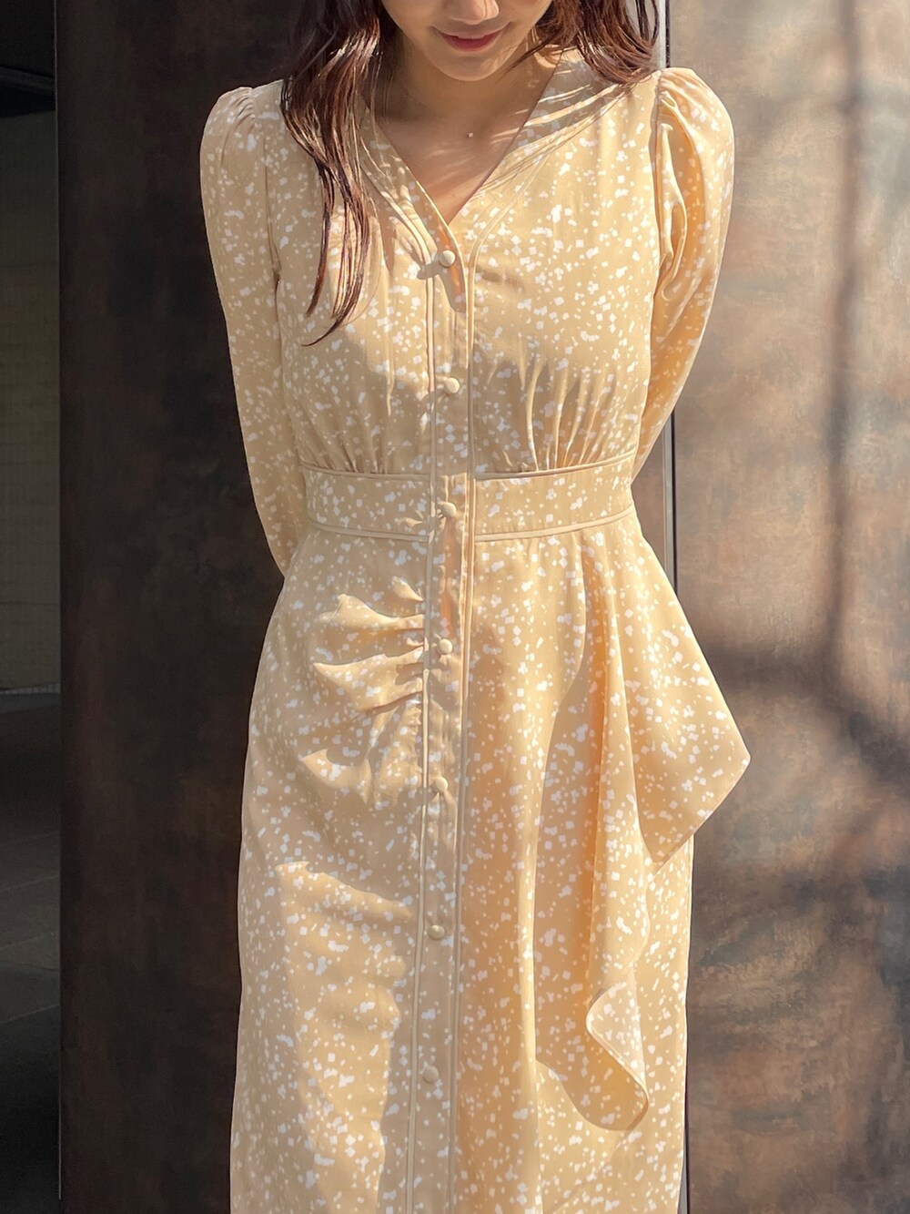 ベージュ系のワンピース、イエロー系のサンダルを着用したレディースの冬コーディネートの7枚目の写真