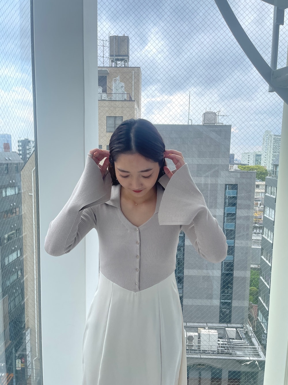 ベージュ系のブーツ、ベージュ系のワンピースを着用したレディースの夏コーディネートの6枚目の写真