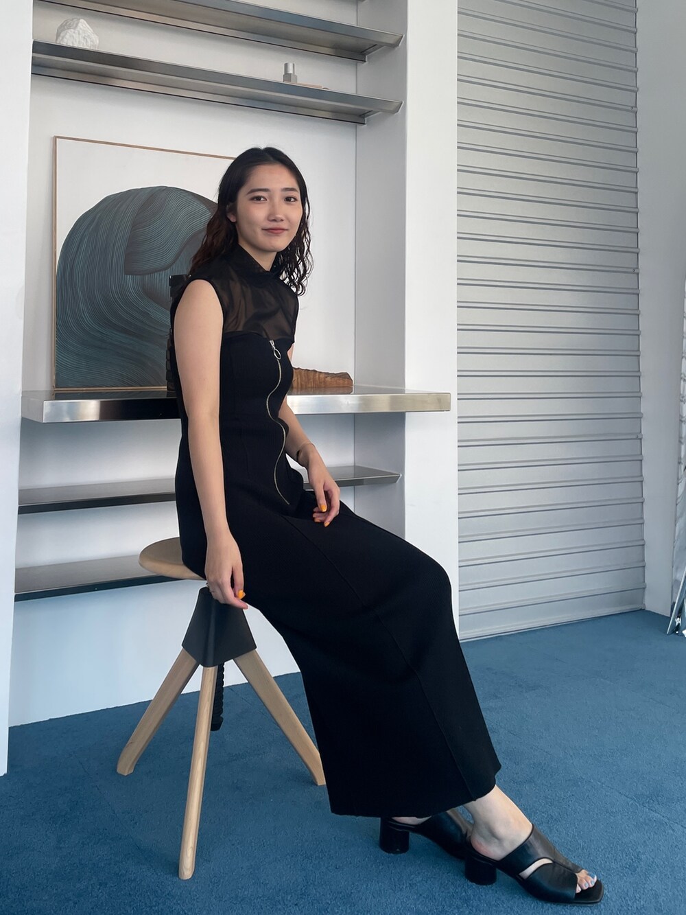 ブラック系のサンダル、ブラック系のワンピース、ブラック系のTシャツ/カットソーを着用したレディースの夏コーディネートの3枚目の写真