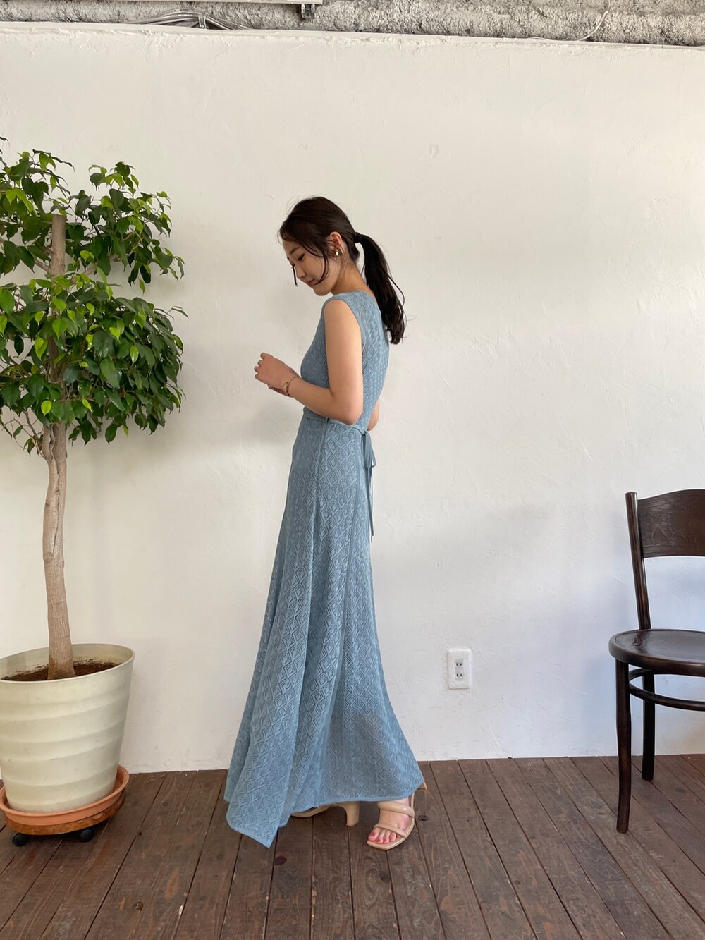 ベージュ系のサンダル、ブルー系のワンピースを着用したレディースの春コーディネートの5枚目の写真