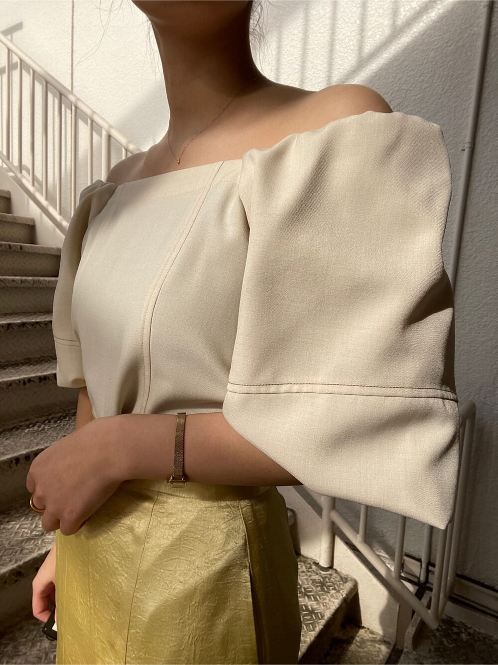 ホワイト系のシャツ/ブラウス、ホワイト系のテーラードジャケット、イエロー系のスカートを着用したレディースの冬コーディネートの8枚目の写真