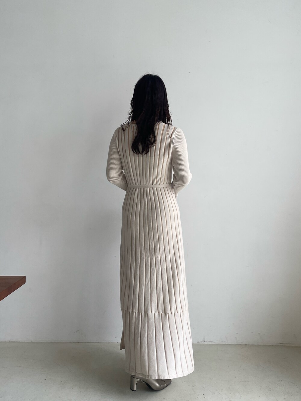 シルバー系のブーツ、ホワイト系のワンピースを着用したレディースの秋コーディネートの6枚目の写真