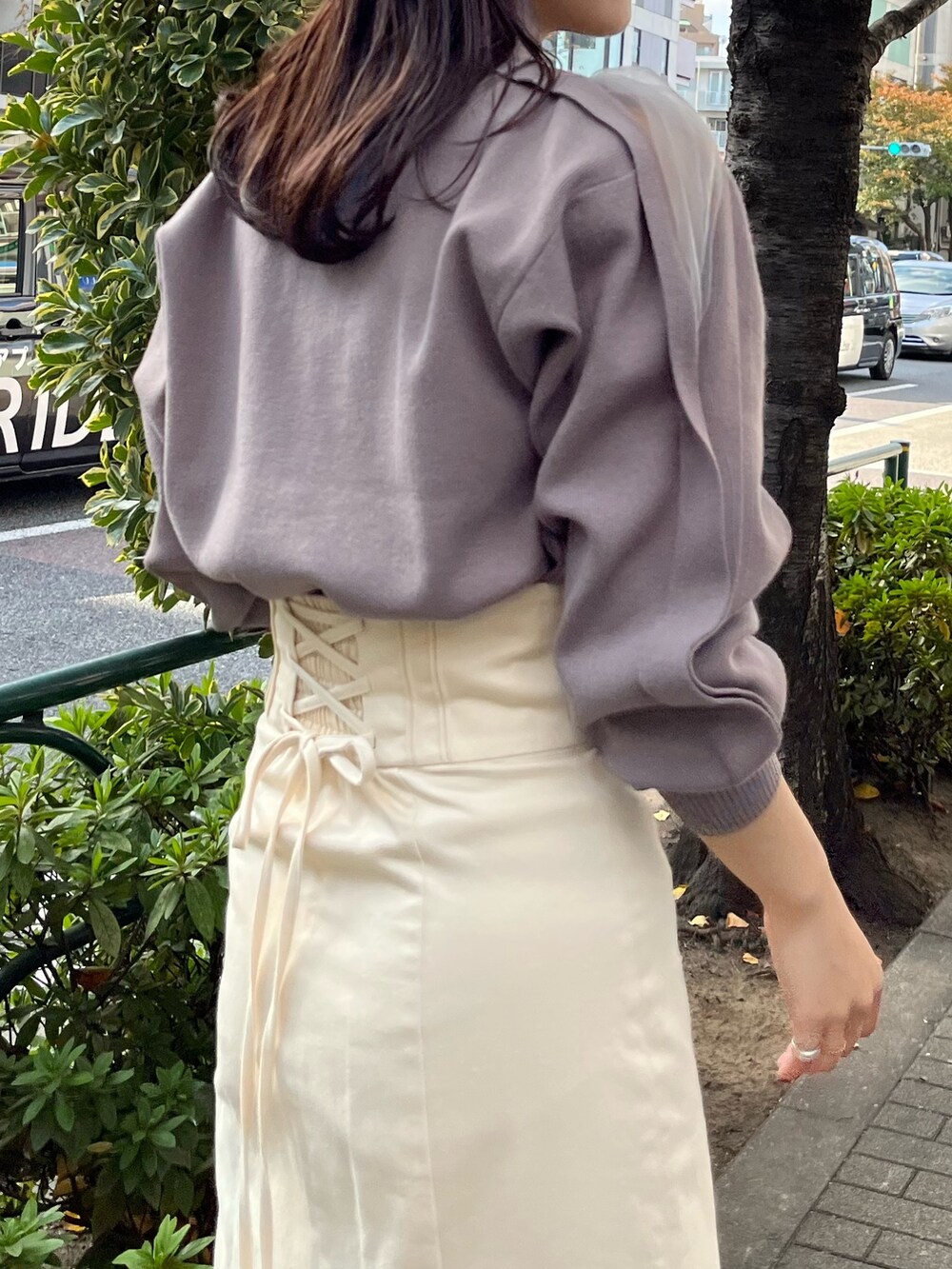 ブラック系のブーツ、ホワイト系のスカート、ベージュ系のニット/セーターを着用したレディースの冬コーディネートの7枚目の写真