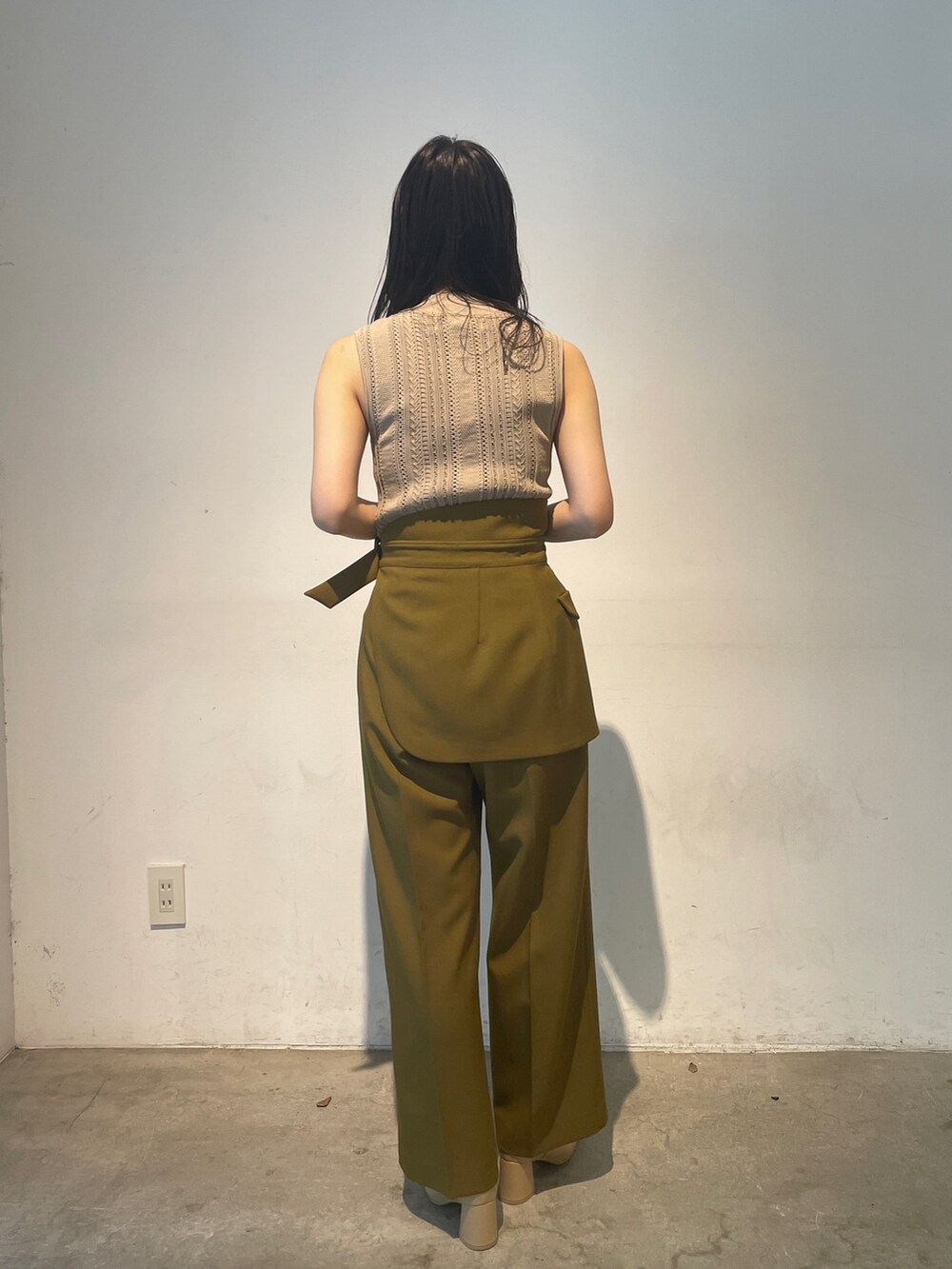 ベージュ系のニット/セーター、ベージュ系のブーツ、グリーン系のその他パンツを着用したレディースの夏コーディネートの5枚目の写真