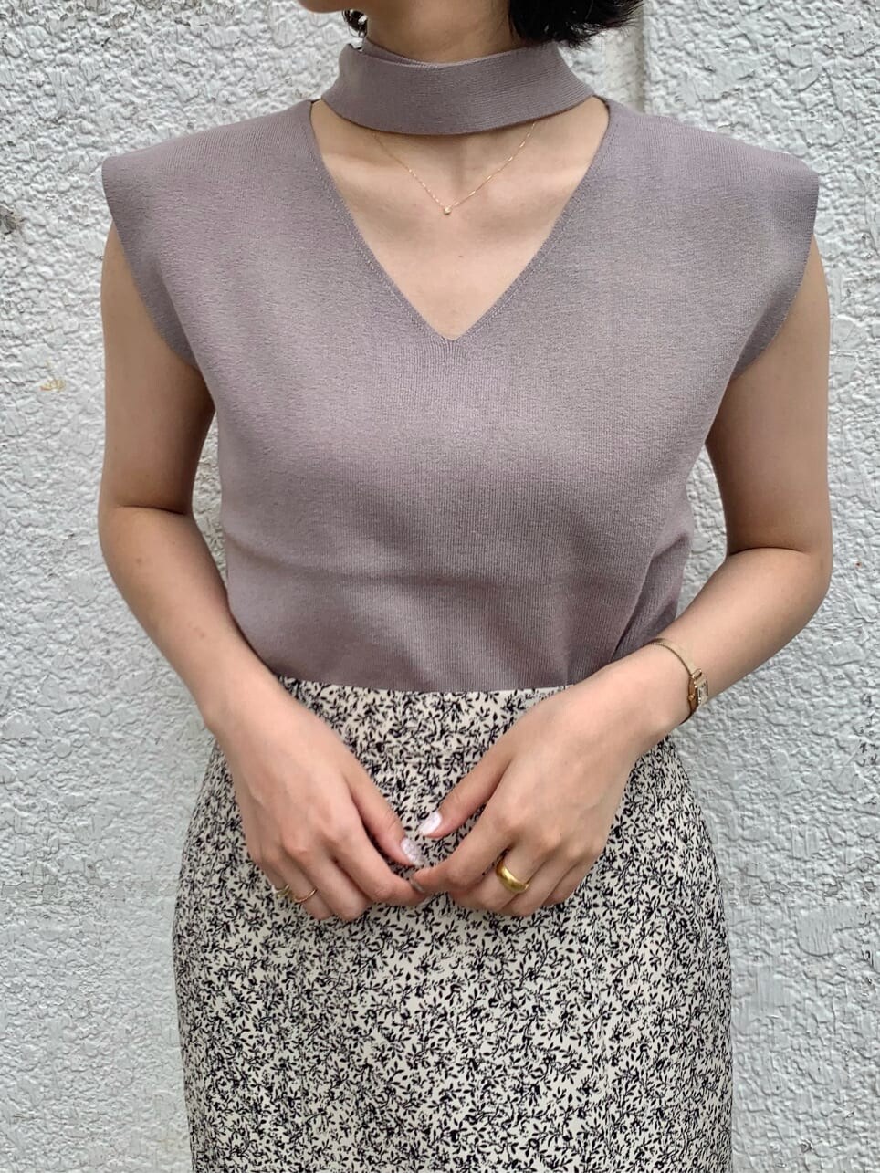 ブラウン系のサンダル、ホワイト系のスカート、ベージュ系のニット/セーターを着用したレディースの夏コーディネートの6枚目の写真