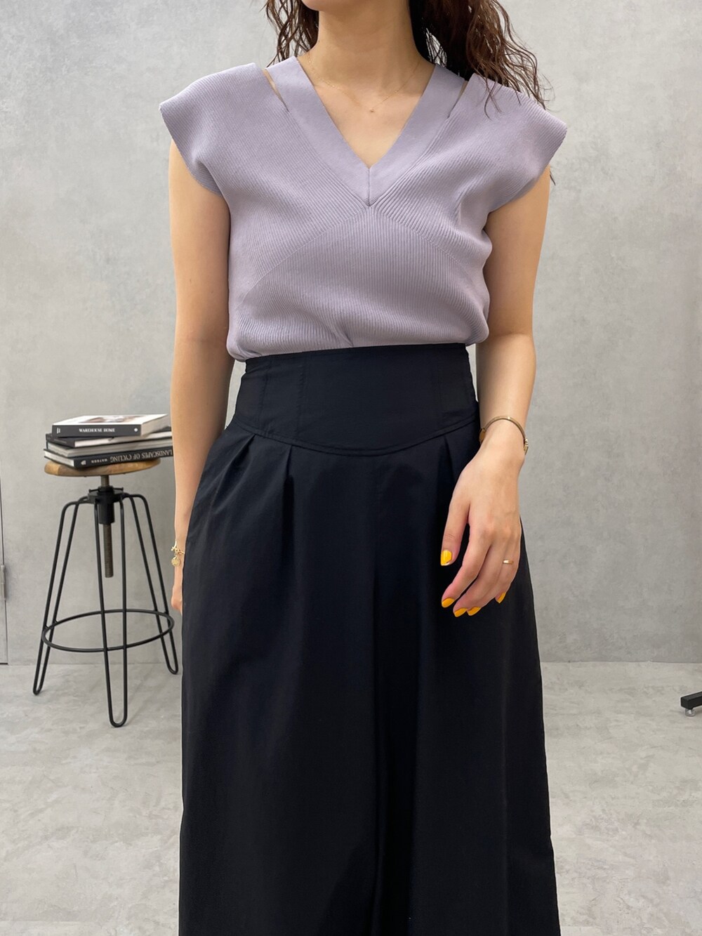 ブラック系のサンダル、ブルー系のニット/セーター、ブラック系のその他パンツを着用したレディースの春コーディネートの7枚目の写真