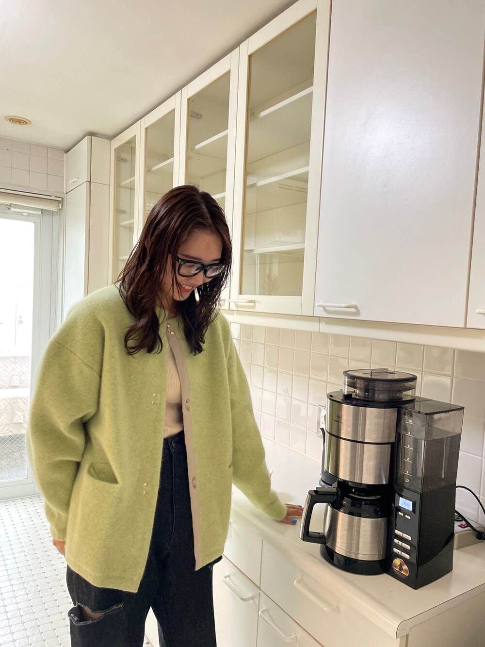 ブラック系のデニムパンツ、ブルー系のサンダル、グリーン系のカーディガン/ボレロを着用したレディースの夏コーディネートの6枚目の写真