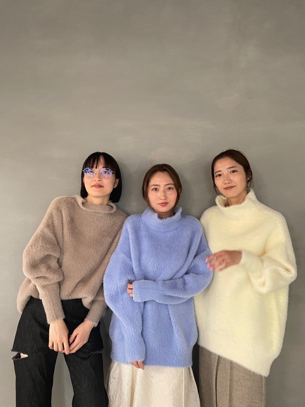 ホワイト系のニット/セーター、ベージュ系のその他パンツ、ホワイト系のブーツを着用したレディースの夏コーディネートの8枚目の写真