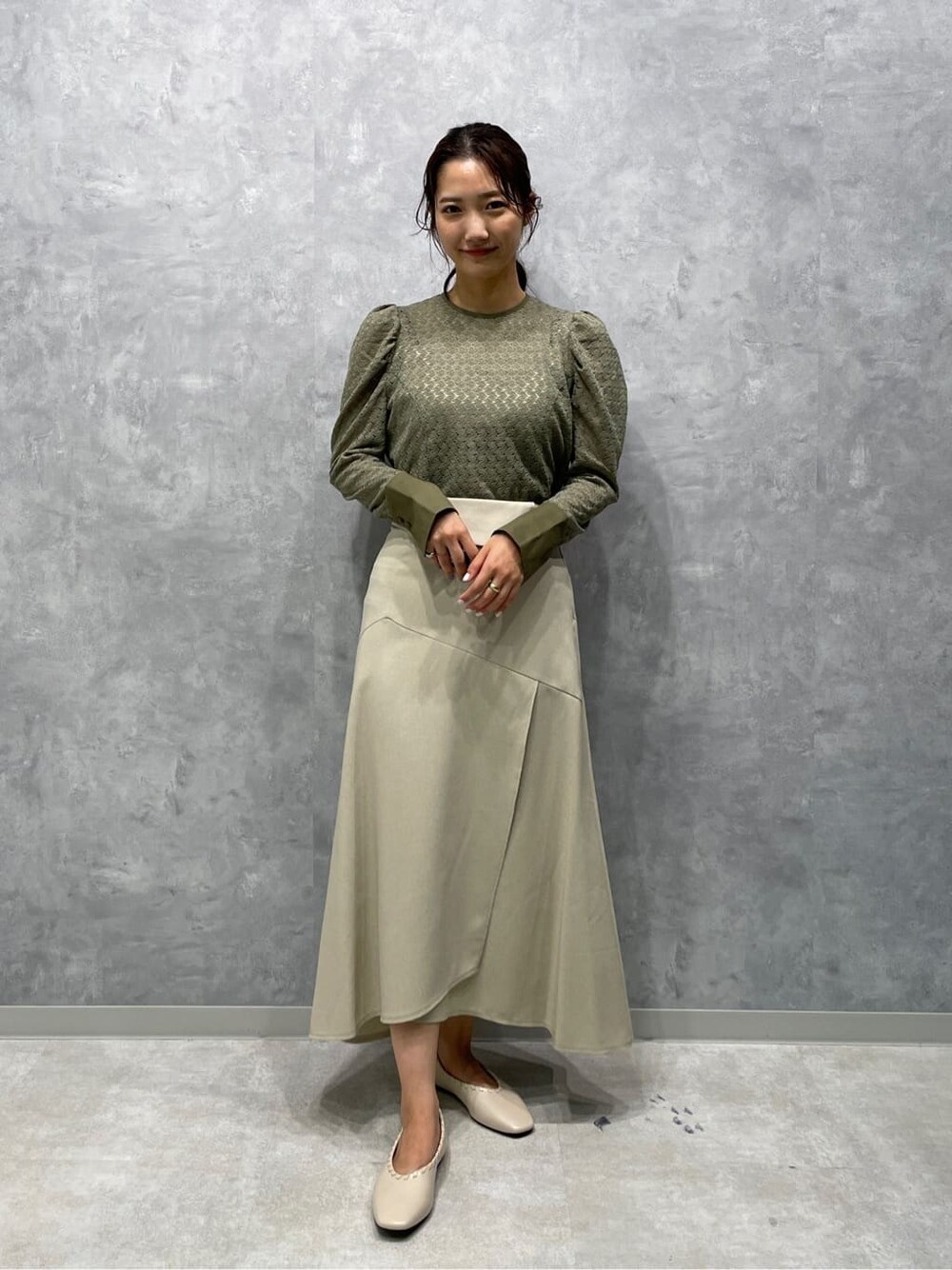 ベージュ系のシャツ/ブラウス、ホワイト系のスカート、ホワイト系のパンプスを着用したレディースの夏コーディネートの2枚目の写真