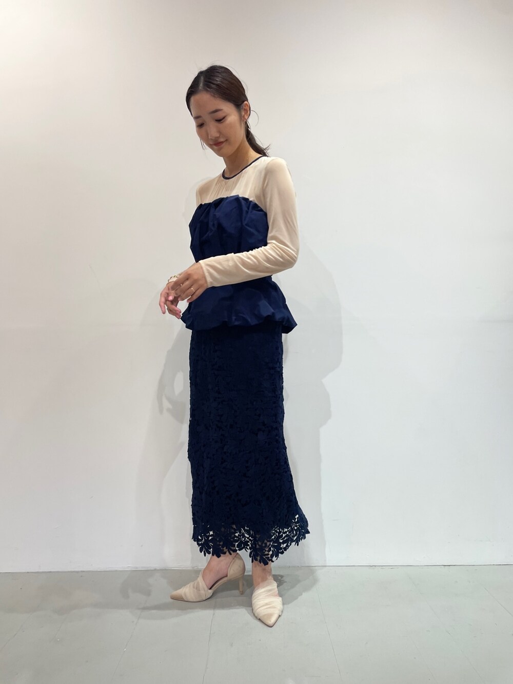 ベージュ系のパンプス、ブルー系のドレス、シルバー系のバレッタ/ヘアクリップを着用したレディースの夏コーディネートの5枚目の写真