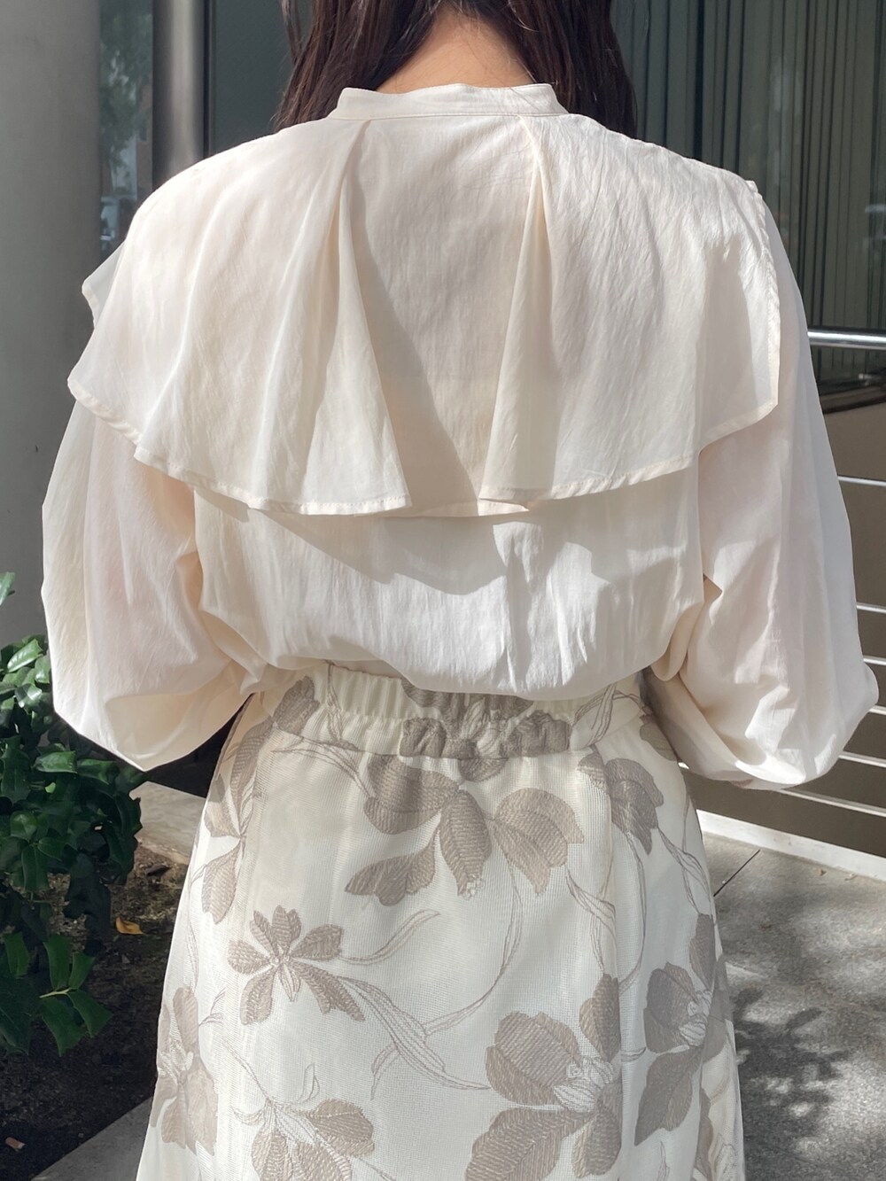 ホワイト系のシャツ/ブラウス、その他のサンダル、ベージュ系のスカートを着用したレディースの冬コーディネートの9枚目の写真