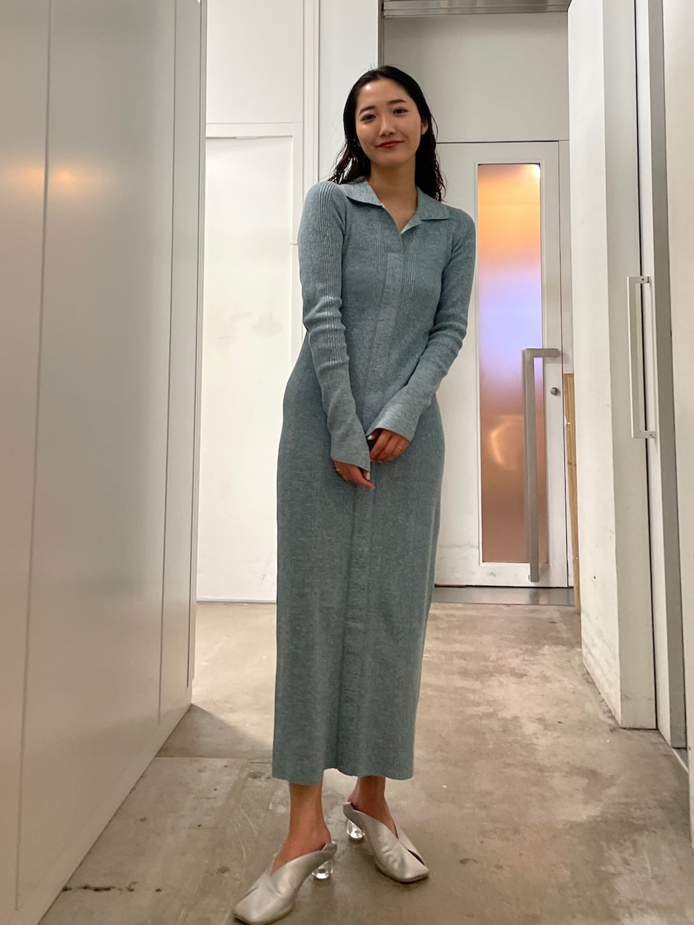 シルバー系のパンプス、ブルー系のワンピースを着用したレディースの冬コーディネートの2枚目の写真