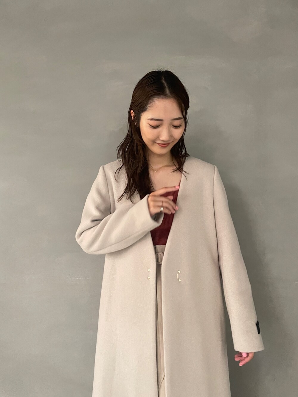 ホワイト系のブーツ、ピンク系のニット/セーター、ベージュ系のスカートを着用したレディースの秋コーディネートの5枚目の写真