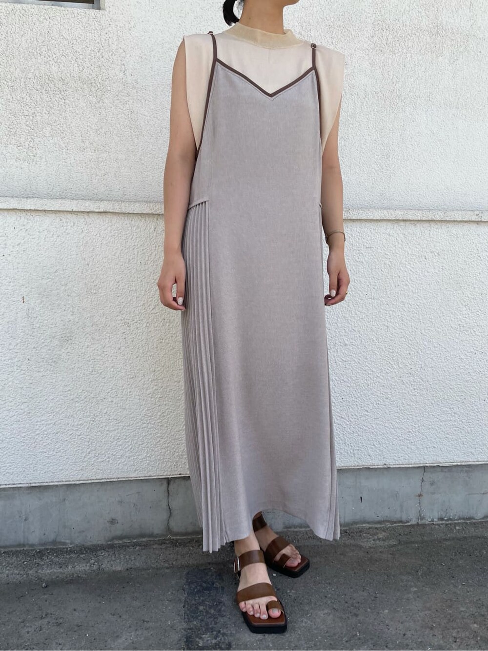 ベージュ系のワンピース、ブラウン系のサンダル、ベージュ系のニット/セーターを着用したレディースの夏コーディネートの2枚目の写真