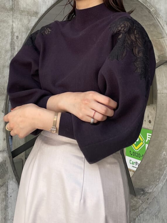 ブラック系のブーツ、イエロー系のカーディガン/ボレロ、グレー系のスカートを着用したレディースの秋コーディネートの8枚目の写真