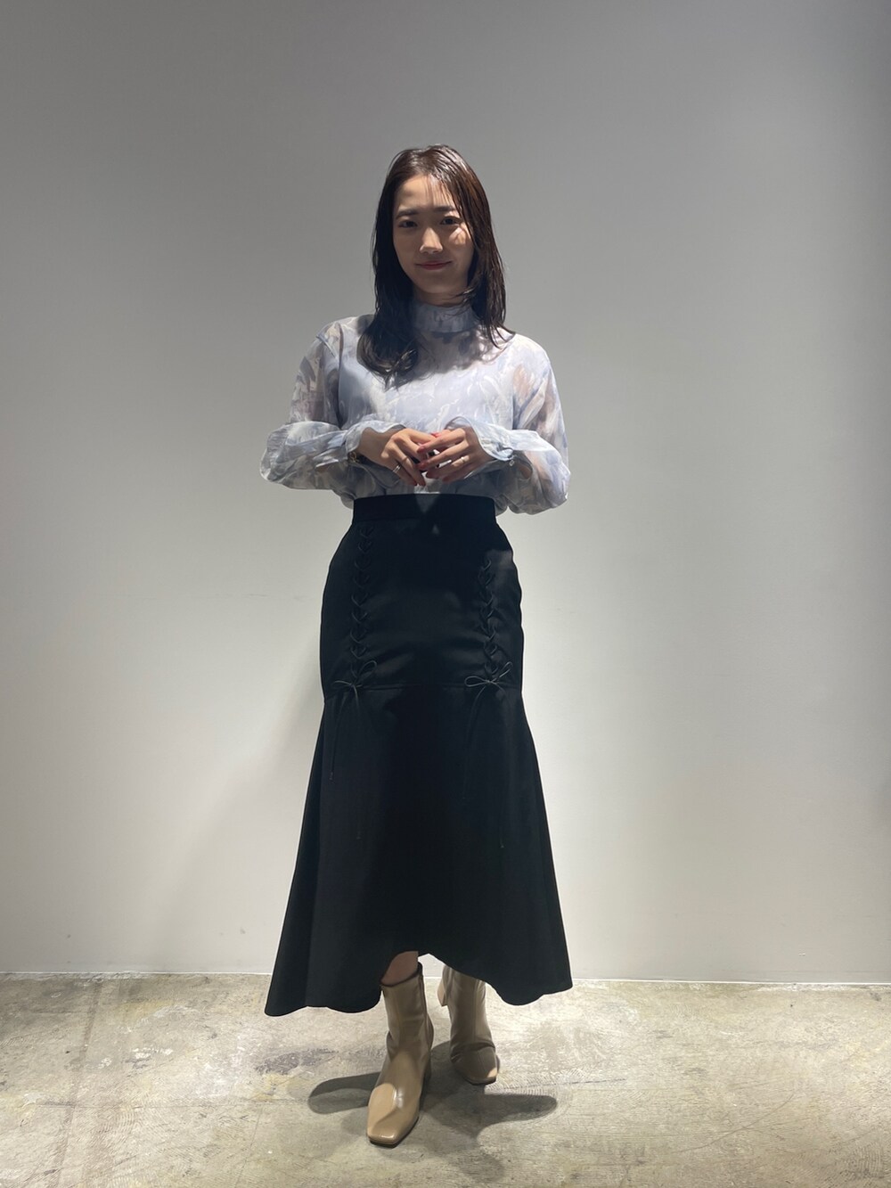 ブラック系のスカート、ベージュ系のブーツ、パープル系のシャツ/ブラウスを着用したレディースの夏コーディネートの4枚目の写真